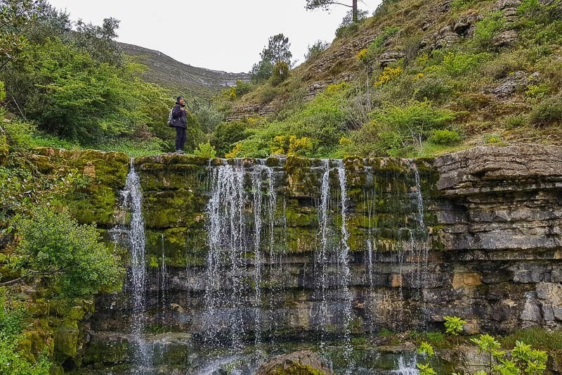 Cascata no Parque Natural da Serra de Aire e Candeeiros | Moto TravelHub